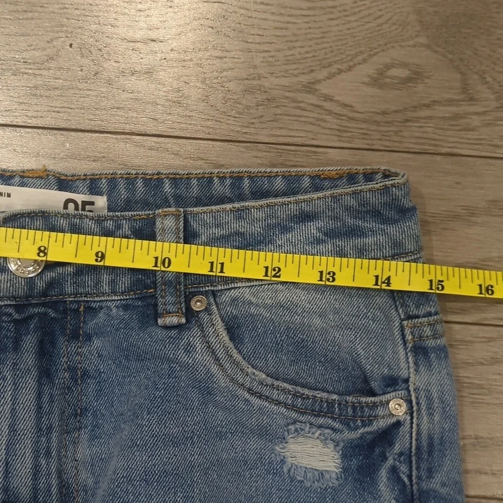 Refuge Women's Relaxed fit Distressed Mom Denim Jeans - Size 5 Like New - Picture 5 of 6